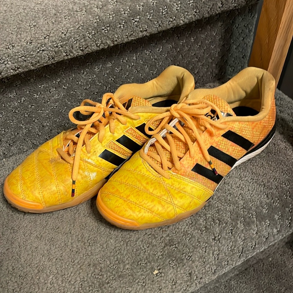 Adidas men’s indoor soccer sneaker in used condition